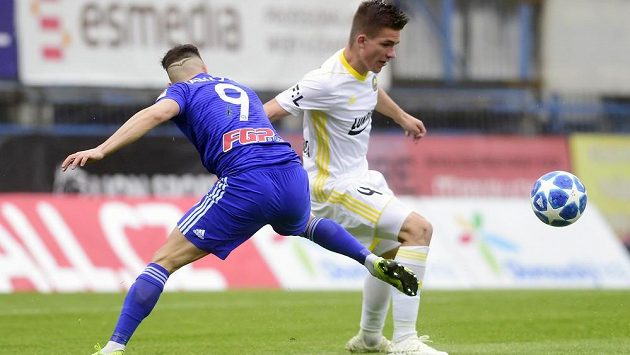 Milan Lalkovič z Olomouce (vlevo) a Libor Holík ze Zlína v akci během odvetného utkání semifinále skupiny o Evropu v nejvyšší fotbalové soutěži. Milan Lalkovič z Olomouce (vlevo) a Libor Holík ze Zlína v akci během odvetného utkání semifinále skupiny o Evropu v nejvyšší fotbalové soutěži.