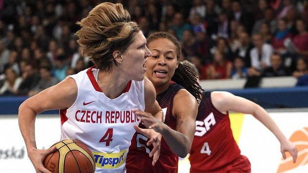 Česká basketbalistka Jana Veselá (vlevo) se snazží udržet míč před Seimone Augustusovou během přípravného zápasu s USA. Česká basketbalistka Jana Veselá (vlevo) se snazží udržet míč před Seimone Augustusovou během přípravného zápasu s USA.