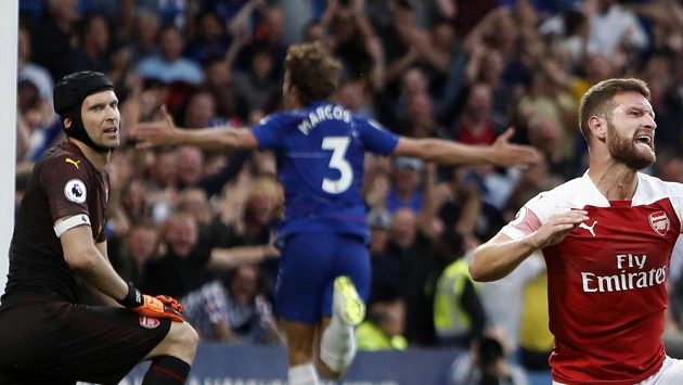 Brankář Arsenalu Petr Čech kapituloval v utkání s Chelsea. Vpravo se mračí jeho spoluhráč Shkodran Mustafi, vítězný gól Chelsea vstřelil Marcos Alonso. Brankář Arsenalu Petr Čech kapituloval v utkání s Chelsea. Vpravo se mračí jeho spoluhráč Shkodran Mustafi, vítězný gól Chelsea vstřelil Marcos Alonso.