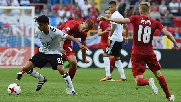 Zleva Němec Mahmoud Dahoud a Tomáš Souček s Petrem Ševčíkem. Zleva Němec Mahmoud Dahoud a Tomáš Souček s Petrem Ševčíkem.
