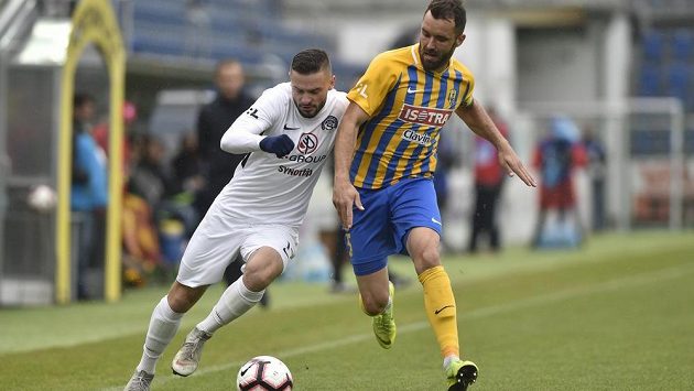 Tomáš Zajíc ze Slovácka (vlevo) a Jan Žídek z Opavy v akci během utkání nejvyšší soutěže. Tomáš Zajíc ze Slovácka (vlevo) a Jan Žídek z Opavy v akci během utkání nejvyšší soutěže.