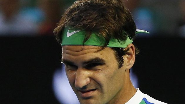 Švýcar Roger Federer při semifinále Australian Open se Srbem Novakem Djokovičem. Švýcar Roger Federer při semifinále Australian Open se Srbem Novakem Djokovičem.