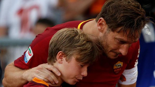 Francesco Totti, hvězda AS Řím i celé italské ligy, se synem Cristianem po posledním utkání kariéry. Francesco Totti, hvězda AS Řím i celé italské ligy, se synem Cristianem po posledním utkání kariéry.