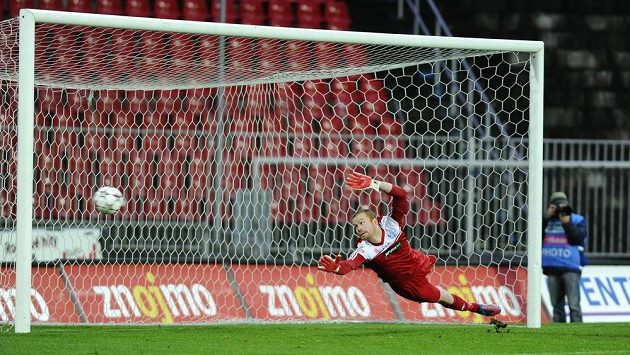 Brankář Znojma Vlastimil Hrubý inkasuje gól v utkání se Slováckem. Brankář Znojma Vlastimil Hrubý inkasuje gól v utkání se Slováckem.