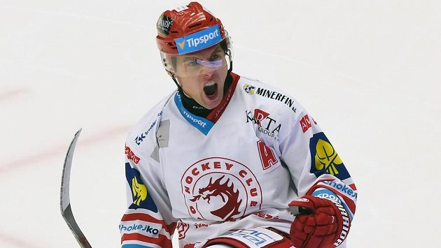 Třinecký útočník Jiří Polanský se raduje ze vstřelení gólu. Třinecký útočník Jiří Polanský se raduje ze vstřelení gólu.