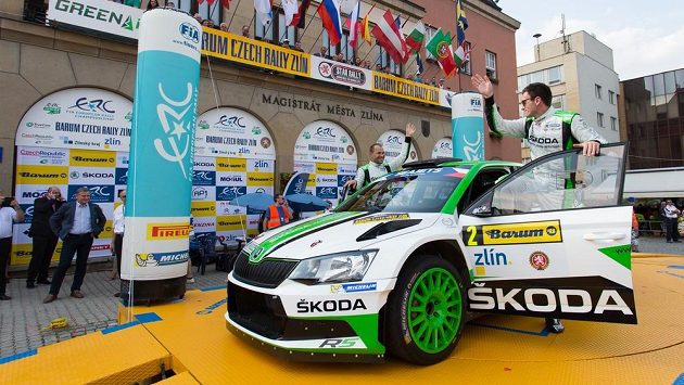 Posádka Jan Kopecký (vpravo) a Pavel Dresler z ČR na náměstí Míru ve Zlíně. Posádka Jan Kopecký (vpravo) a Pavel Dresler z ČR na náměstí Míru ve Zlíně.