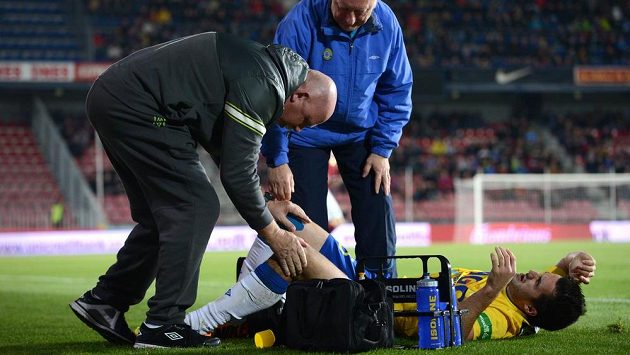 Zraněný útočník Teplic Aidin Mahmutovič během utkání na Spartě. Zraněný útočník Teplic Aidin Mahmutovič během utkání na Spartě.