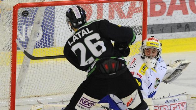 Martin Látal z Mladé Boleslavi dává gól brankáři Brna Marku Čiliakovi. Martin Látal z Mladé Boleslavi dává gól brankáři Brna Marku Čiliakovi.