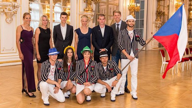 Olympionici (zleva): Miroslava Topinková Knapková, Kristýna Fleissnerová, Jaroslav Kulhavý, Lenka Antošová, Lukáš Malešic a Jakub Podrazil a nástupová kolekce pro LOH v Riu. Olympionici (zleva): Miroslava Topinková Knapková, Kristýna Fleissnerová, Jaroslav Kulhavý, Lenka Antošová, Lukáš Malešic a Jakub Podrazil a nástupová kolekce pro LOH v Riu.