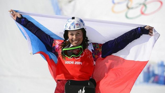 Eva Samková slaví zlatou olympijskou medaili ze snowboardkrosu. Eva Samková slaví zlatou olympijskou medaili ze snowboardkrosu.