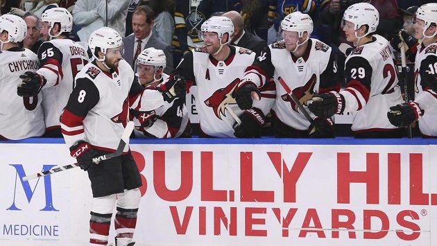 Útočník Arizony Coyotes Nick Schmaltz (8) oslavuje se spoluhráči rozhodující gól v samostatných nájezdech proti Buffalu. Útočník Arizony Coyotes Nick Schmaltz (8) oslavuje se spoluhráči rozhodující gól v samostatných nájezdech proti Buffalu.