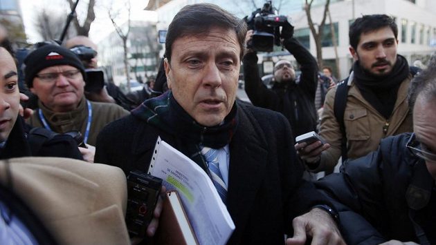 Španělský lékař Eufemiano Fuentes přichází k budově soudu. Španělský lékař Eufemiano Fuentes přichází k budově soudu.