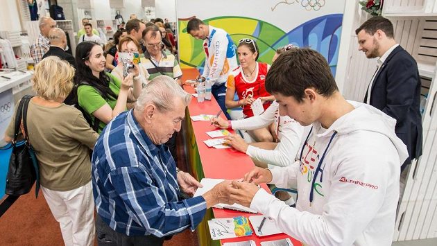 Vodní slalomář Jiří Prskavec (vpravo) během autogramiády po návratu z Rio de Janeira. Vodní slalomář Jiří Prskavec (vpravo) během autogramiády po návratu z Rio de Janeira.