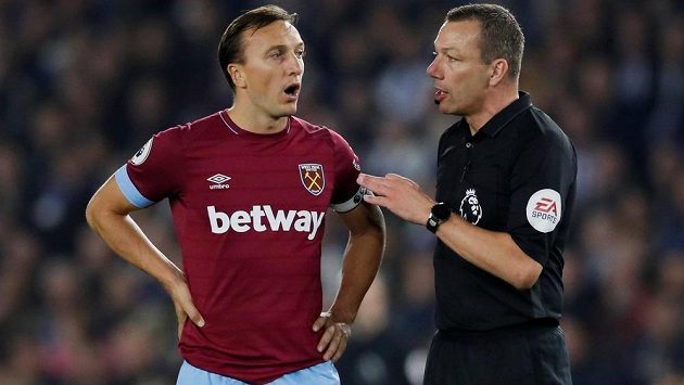 Rozhodčí Kevin Friend během zápasu mezi West Hamem a Brightonem. Rozhodčí Kevin Friend během zápasu mezi West Hamem a Brightonem.