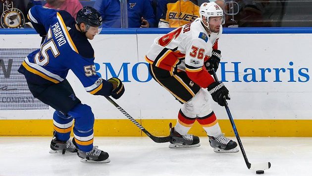 Troy Brouwer (36) z Calgary a Colton Parayko (55) ze St. Louis. Troy Brouwer (36) z Calgary a Colton Parayko (55) ze St. Louis.