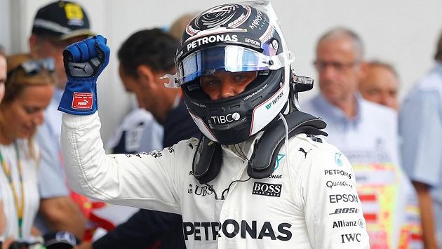 Valtteri Bottas oslavuje svůj triumf v kvalifikaci na Velkou cenu Rakouska. Valtteri Bottas oslavuje svůj triumf v kvalifikaci na Velkou cenu Rakouska.