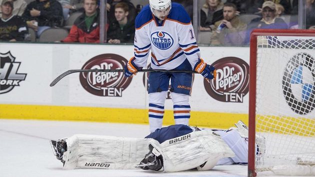 Otřesený brankář Edmontonu Ilja Bryzgalov zůstává ležet na ledě po srážce s útočníkem Dallasu Ryanem Garbuttem. Přihlíží obránce Oilers Justin Schultz (č. 19). Otřesený brankář Edmontonu Ilja Bryzgalov zůstává ležet na ledě po srážce s útočníkem Dallasu Ryanem Garbuttem. Přihlíží obránce Oilers Justin Schultz (č. 19).