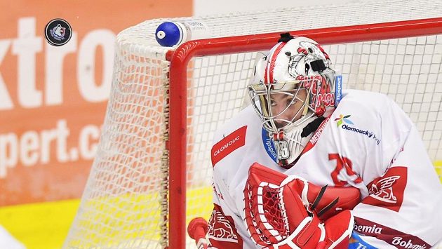 Brankář Olomouce Jan Lukáš v akci. Brankář Olomouce Jan Lukáš v akci.