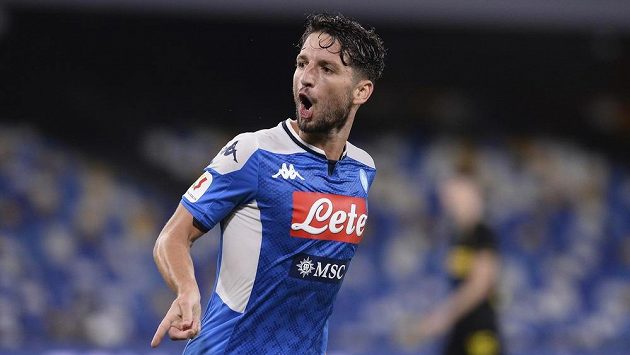 Neapolský Dries Mertens se raduje z gólu proti Interu Milán v semifinále poháru. Neapolský Dries Mertens se raduje z gólu proti Interu Milán v semifinále poháru.
