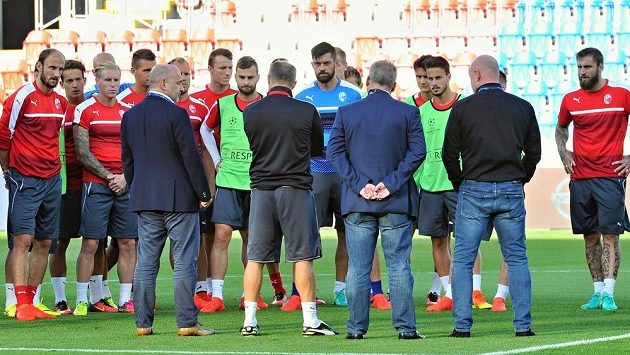 Vedení klubu promlouvá k hráčům, zády zleva Tomáš Paclík, trenér Roman Pivarník, František Mysliveček a Adolf Šádek na tréninku Viktorie Plzeň. Vedení klubu promlouvá k hráčům, zády zleva Tomáš Paclík, trenér Roman Pivarník, František Mysliveček a Adolf Šádek na tréninku Viktorie Plzeň.