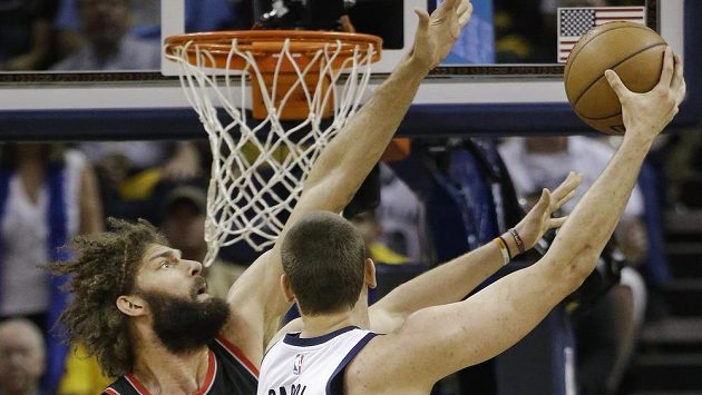 Marc Gasol z Memphisu (vpravo) se snaží zakončit přes Robina Lopeze z Portlandu. Marc Gasol z Memphisu (vpravo) se snaží zakončit přes Robina Lopeze z Portlandu.