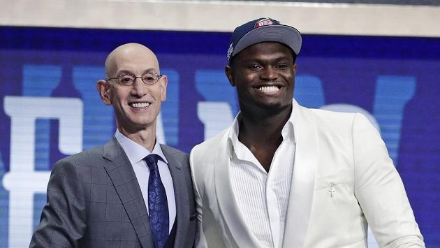 Zion Williamson (vpravo) a komisionář NBA Adam Silver. Zion Williamson (vpravo) a komisionář NBA Adam Silver.