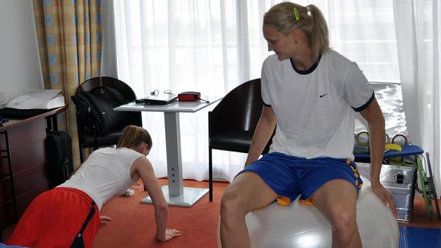 Alena Hanušová (vlevo) a Petra Kulichová na pokoji kondičního trenéra v hotelu ve francouzském Mouilleron-le-Captif, kde jsou ubytovány české basketbalistky na mistrovství Evropy. Alena Hanušová (vlevo) a Petra Kulichová na pokoji kondičního trenéra v hotelu ve francouzském Mouilleron-le-Captif, kde jsou ubytovány české basketbalistky na mistrovství Evropy.