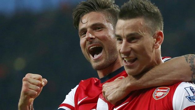Laurent Koscielny (vpravo) slaví se spoluhráčem z Arsenalu Olivierem Giroudem svoji trefu v ligovém duelu proti Newcastle. Laurent Koscielny (vpravo) slaví se spoluhráčem z Arsenalu Olivierem Giroudem svoji trefu v ligovém duelu proti Newcastle.