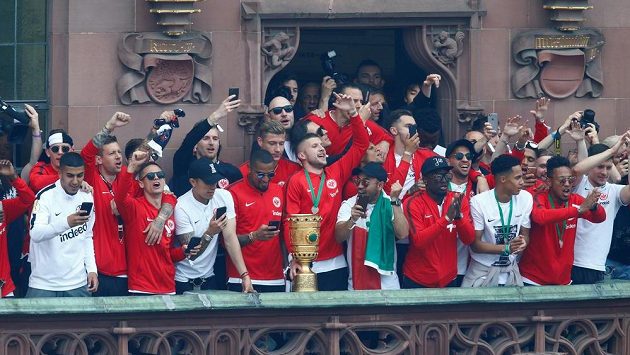 Fotbalisté Frankfurtu při oslavách nedávného vítězství v Německém poháru. Fotbalisté Frankfurtu při oslavách nedávného vítězství v Německém poháru.