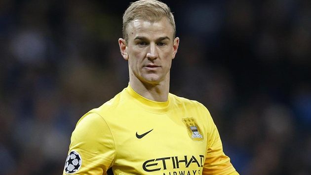Joe Hart, brankář Manchesteru City, své spoluhráče několikrát podržel. Joe Hart, brankář Manchesteru City, své spoluhráče několikrát podržel.