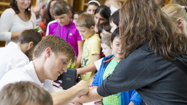 Tomáš Verner při startu projektu olympijského víceboje pro děti rozdal stovky autogramů. Tomáš Verner při startu projektu olympijského víceboje pro děti rozdal stovky autogramů.