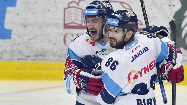 Autor prvního libereckého gólu Tomáš Filippi (vlevo) se raduje se spoluhráčem Michalem Birnerem v pátém semifinále extraligy s Kometou Brno. Autor prvního libereckého gólu Tomáš Filippi (vlevo) se raduje se spoluhráčem Michalem Birnerem v pátém semifinále extraligy s Kometou Brno.