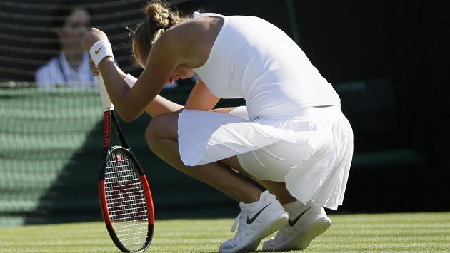 Zklamání Petry Kvitové ve Wimbledonu. S oblíbeným turnajem, který už v minulosti dvakrát vyhrála, se letos loučí už po prvním zápasu. Zklamání Petry Kvitové ve Wimbledonu. S oblíbeným turnajem, který už v minulosti dvakrát vyhrála, se letos loučí už po prvním zápasu.