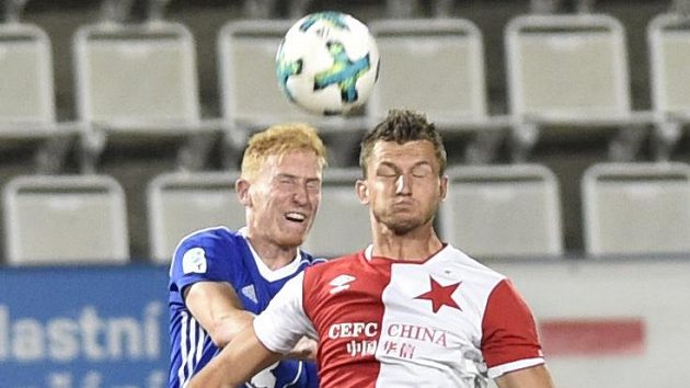 Tomáš Necid ze Slavie a Václav Jemelka z Olomouce v hlavičkovém souboji. Tomáš Necid ze Slavie a Václav Jemelka z Olomouce v hlavičkovém souboji.