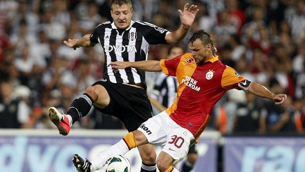 Český obránce Tomáš Ujfaluši (vpravo) ve službách Galatasaraye Istanbul v souboji s Batuhanem Karadenizem z Besiktase Český obránce Tomáš Ujfaluši (vpravo) ve službách Galatasaraye Istanbul v souboji s Batuhanem Karadenizem z Besiktase