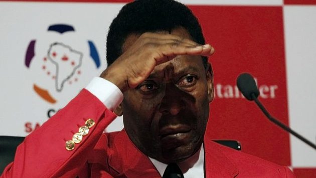 Legendární brazilský fotbalista Pelé na tiskové konferenci před utkáním finále Poháru osvoboditelů Legendární brazilský fotbalista Pelé na tiskové konferenci před utkáním finále Poháru osvoboditelů
