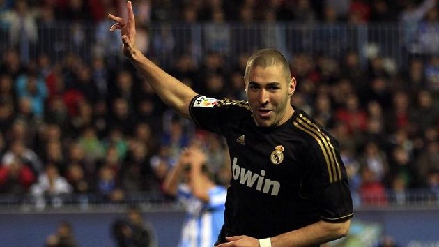 Karim Benzema se raduje po potupení gólmana Málagy. Karim Benzema se raduje po potupení gólmana Málagy.