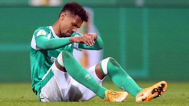Smutný obránce Theodor Gebre Selassie poté, co jeho Brémy prohrály v prodloužení semifinále Německého poháru s Lipskem. Smutný obránce Theodor Gebre Selassie poté, co jeho Brémy prohrály v prodloužení semifinále Německého poháru s Lipskem.