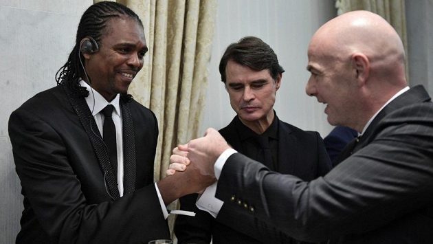 Někdejší hvězda afrického fotbalu Nwankwo Kanu (vlevo) přišel při cestě z Londýna do dějiště blížícího se fotbalového mistrovství světa v Rusku o hotovost. Někdejší hvězda afrického fotbalu Nwankwo Kanu (vlevo) přišel při cestě z Londýna do dějiště blížícího se fotbalového mistrovství světa v Rusku o hotovost.