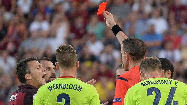 Marek Matějovský (druhý zleva) nevěří vlastním očím. Sudí Paolo Mazzoleni mu ukazuje červenou kartu za zákrok na Fernandese. Marek Matějovský (druhý zleva) nevěří vlastním očím. Sudí Paolo Mazzoleni mu ukazuje červenou kartu za zákrok na Fernandese.