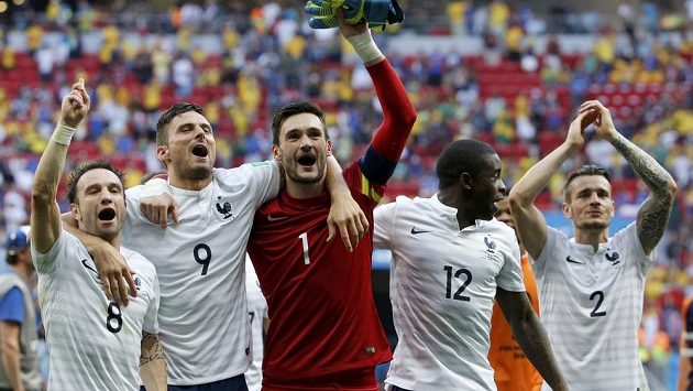Francouzští reprezentanti zleva Mathieu Valbuena, Olivier Giroud, Hugo Lloris, Rio Mavuba a Mathieu Debuchy oslavují postup do čtvrtfinále MS přes Nigérii. Francouzští reprezentanti zleva Mathieu Valbuena, Olivier Giroud, Hugo Lloris, Rio Mavuba a Mathieu Debuchy oslavují postup do čtvrtfinále MS přes Nigérii.