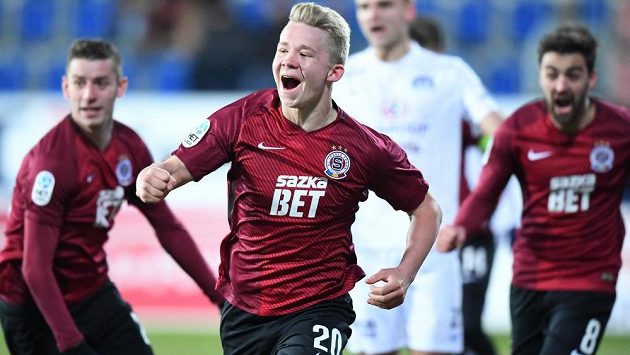 Osmnáctiletý sparťan Václav Drchal se raduje ze své první ligové trefy, kterou vstřelil při své premiéře na hřišti Slovácka. Osmnáctiletý sparťan Václav Drchal se raduje ze své první ligové trefy, kterou vstřelil při své premiéře na hřišti Slovácka.
