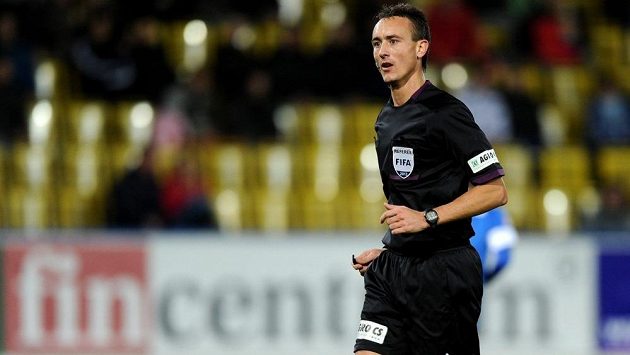 Rozhodčí Petr Ardeleánu nařídil v Příbrami dvě sporné penalty. Rozhodčí Petr Ardeleánu nařídil v Příbrami dvě sporné penalty.