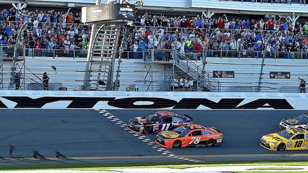 Těsný dojezd v Daytoně: Denny Hamlin (11) před Martinem Truexem Jr. (78). Těsný dojezd v Daytoně: Denny Hamlin (11) před Martinem Truexem Jr. (78).