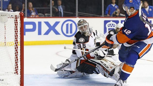 Brankář Anaheimu John Gibson nic nezmohl, Josh Bailey z NY Islanders si v prodloužení pohrál se všemi a rozhodl o výhře 3:2. Brankář Anaheimu John Gibson nic nezmohl, Josh Bailey z NY Islanders si v prodloužení pohrál se všemi a rozhodl o výhře 3:2.