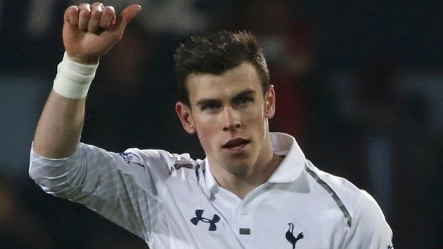 Gareth Bale z Tottenhamu slaví svůj vítězný gól v londýnském derby na hřišti West Hamu. Gareth Bale z Tottenhamu slaví svůj vítězný gól v londýnském derby na hřišti West Hamu.