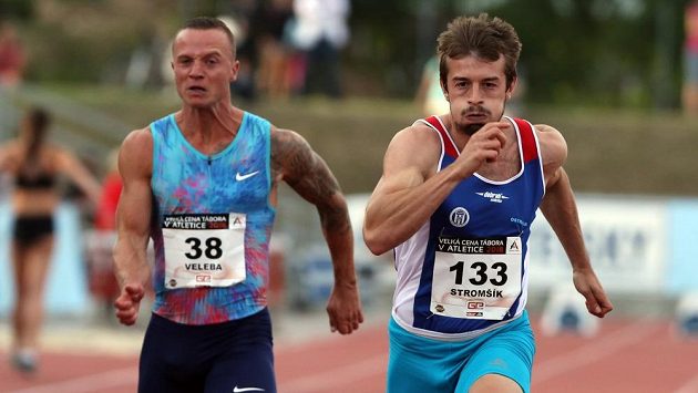 Zdeněk Stromšík (vpravo) si běží pro český rekord, který předtím patřil Janu Velebovi. Zdeněk Stromšík (vpravo) si běží pro český rekord, který předtím patřil Janu Velebovi.