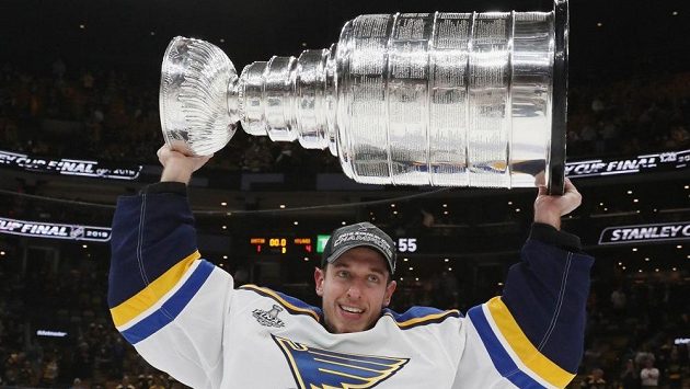 Jordan Binnington slaví zisk Stanleyova poháru. Jordan Binnington slaví zisk Stanleyova poháru.