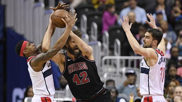 Hráči Washingtonu Bradley Beal (vlevo) a Tomáš Satoranský se snaží zastavit Robina Lópeze z Chicaga. Hráči Washingtonu Bradley Beal (vlevo) a Tomáš Satoranský se snaží zastavit Robina Lópeze z Chicaga.