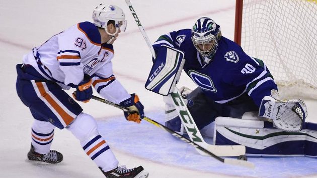 Brankář Vancouveru Ryan Miller se snaží zastavit nájezd Connora McDavida z Edmontonu. Brankář Vancouveru Ryan Miller se snaží zastavit nájezd Connora McDavida z Edmontonu.